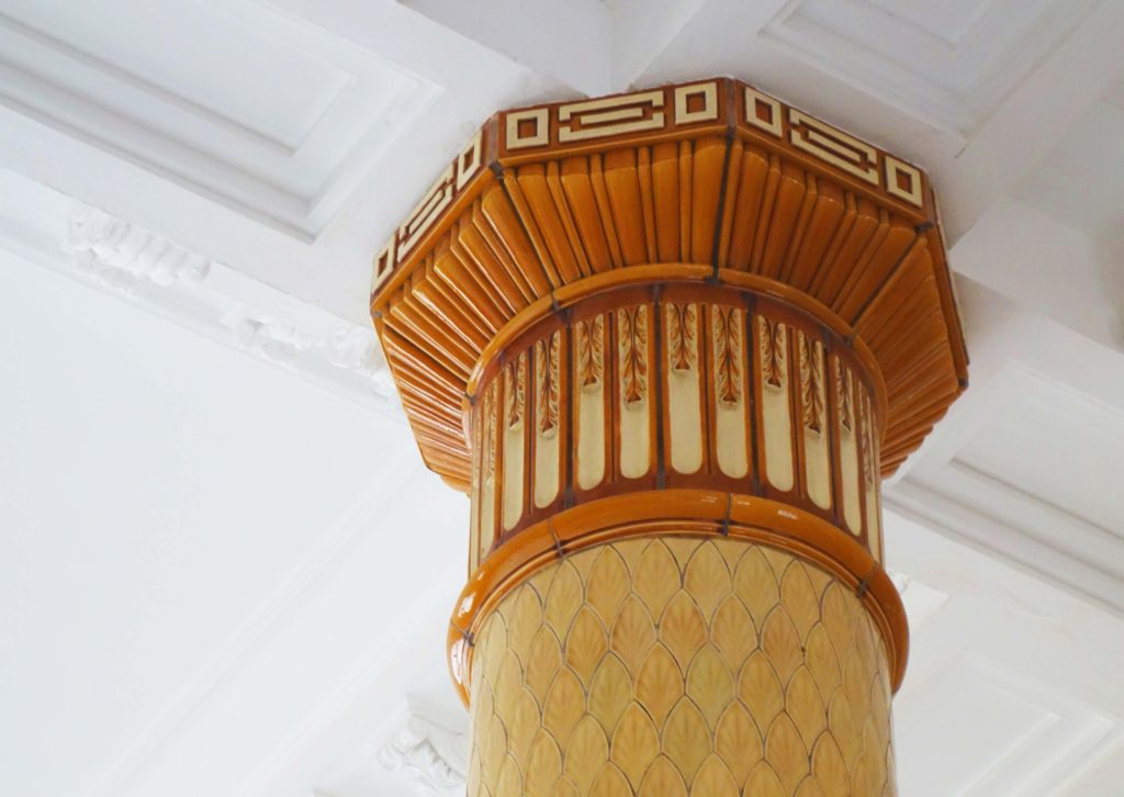 column-pillar-within-egyptian-rooms-oldham-town-hall