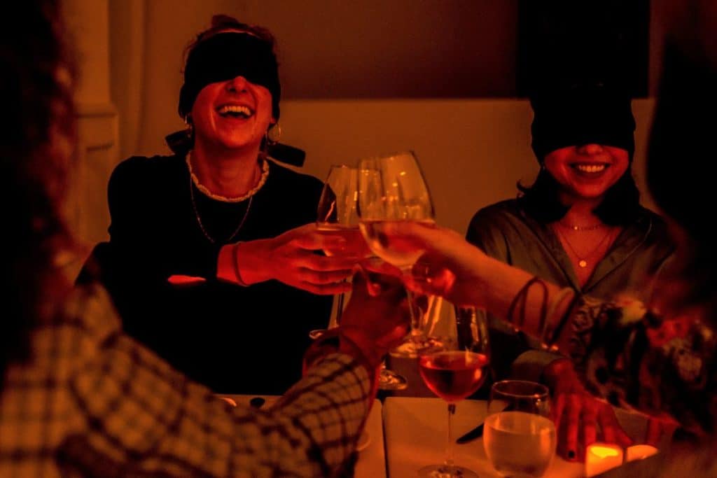 dining-in-the-dark-date-blindfolds