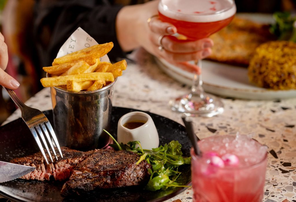 steak-frites-cocktails-at-motley-manchester-as-part-of-their-valentine's-day-offers