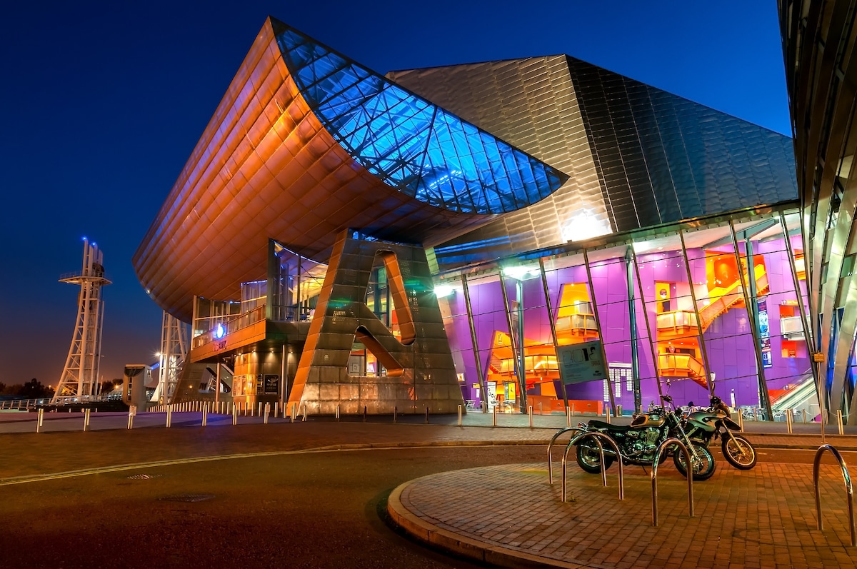 the lowry theatre and gallery salford quays