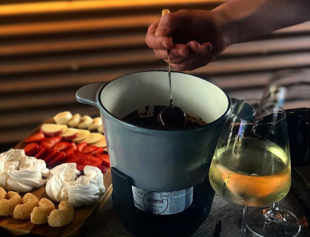the-mews-chocolate-fondue-with-bottomless-drinks-like-wine
