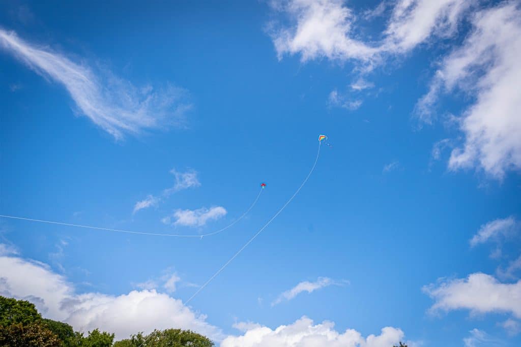 kites-flying-in-the-sky