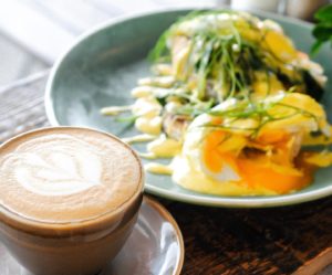 flat-white-eggs-benedect-the-mess-cafe