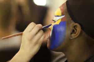 behind-the-scenes-the-lion-king-musical-face-being-painted-backstage