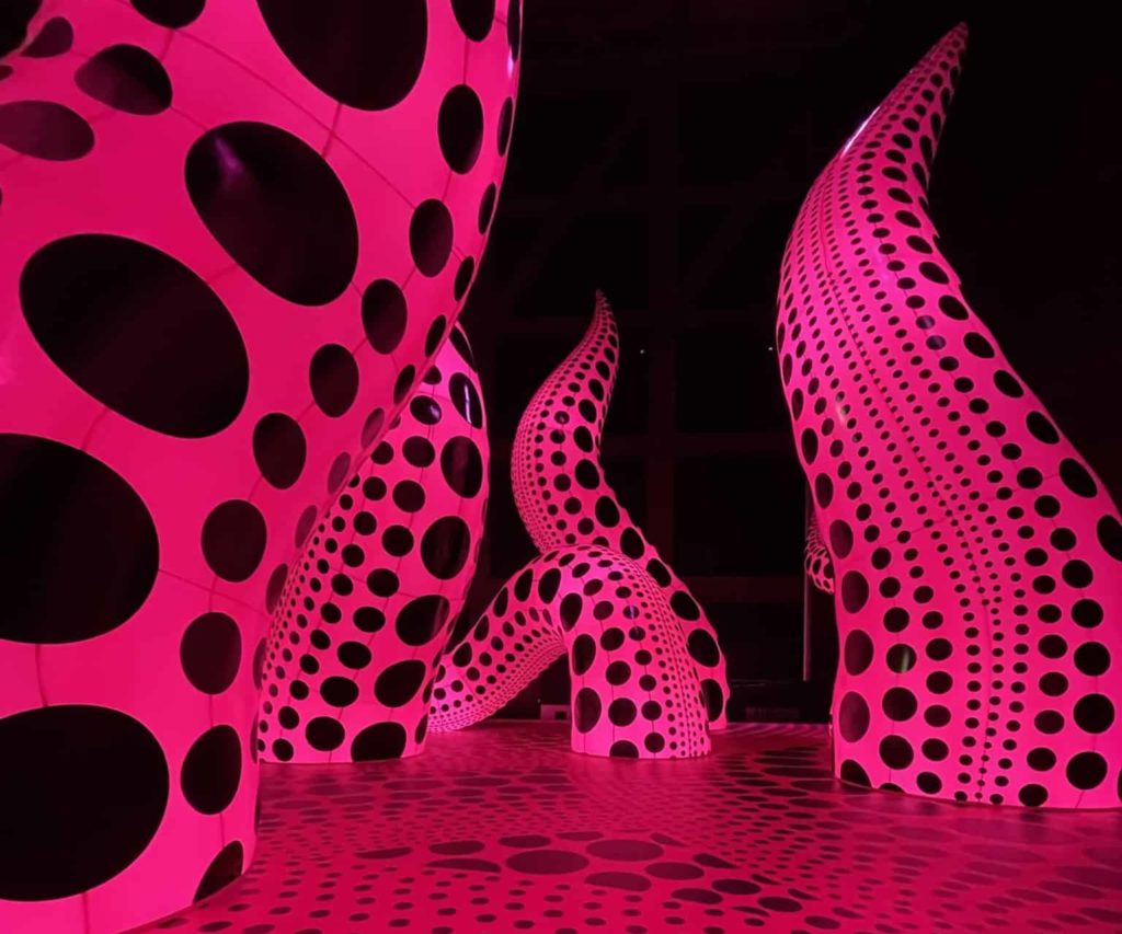 you-me-and-the-balloons-yayoi-kusama-exhibition-manchester-inflatable-pink-spotty-sculptures