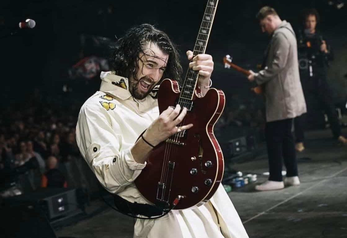 liam-fray-the-courteeners-performing-guitar