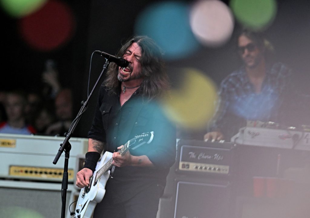 dave-grohl-foo-fighters-onstage