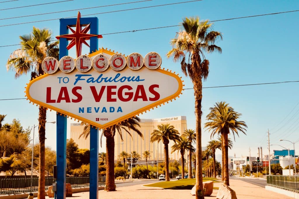 las-vegas-sign-with-palm-trees