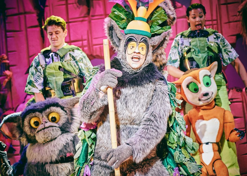 madagscar-the-musical-production-lemurs-on-stage