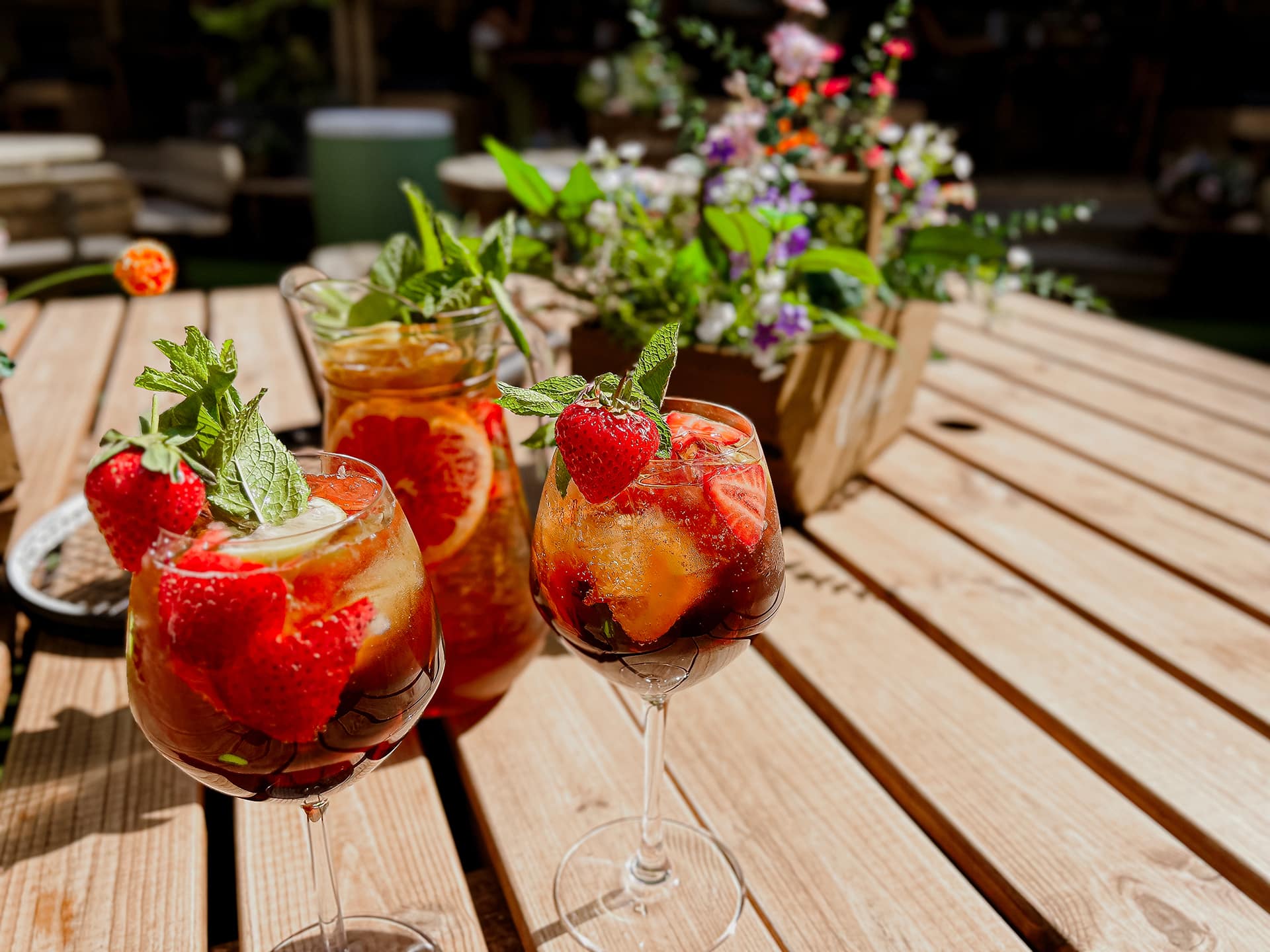 pimms-wine-glasses-outdoor-table