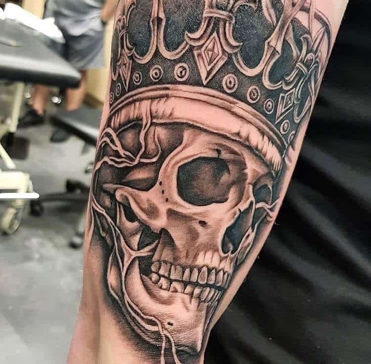 skull-crown-tattoo-studio-95