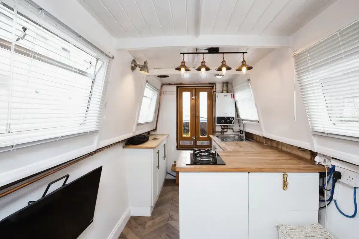 narrowboat-manchester-kitchen-interior